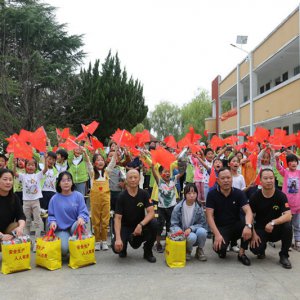 阜陽市愛心演藝協(xié)會(huì)攜手愛心企業(yè)“中國節(jié)”慰問留守兒童